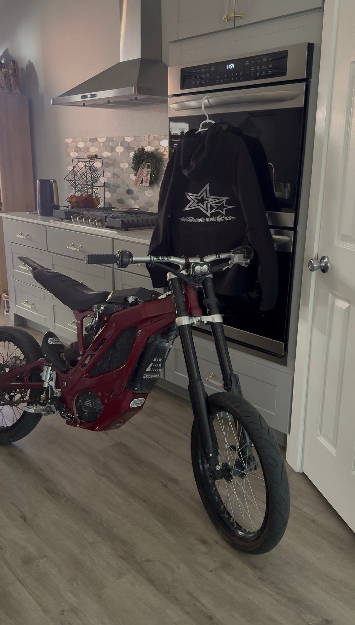 𝖊𝖒𝖔𝖙𝖔.𝖒𝖔𝖉𝖘 HOODIE