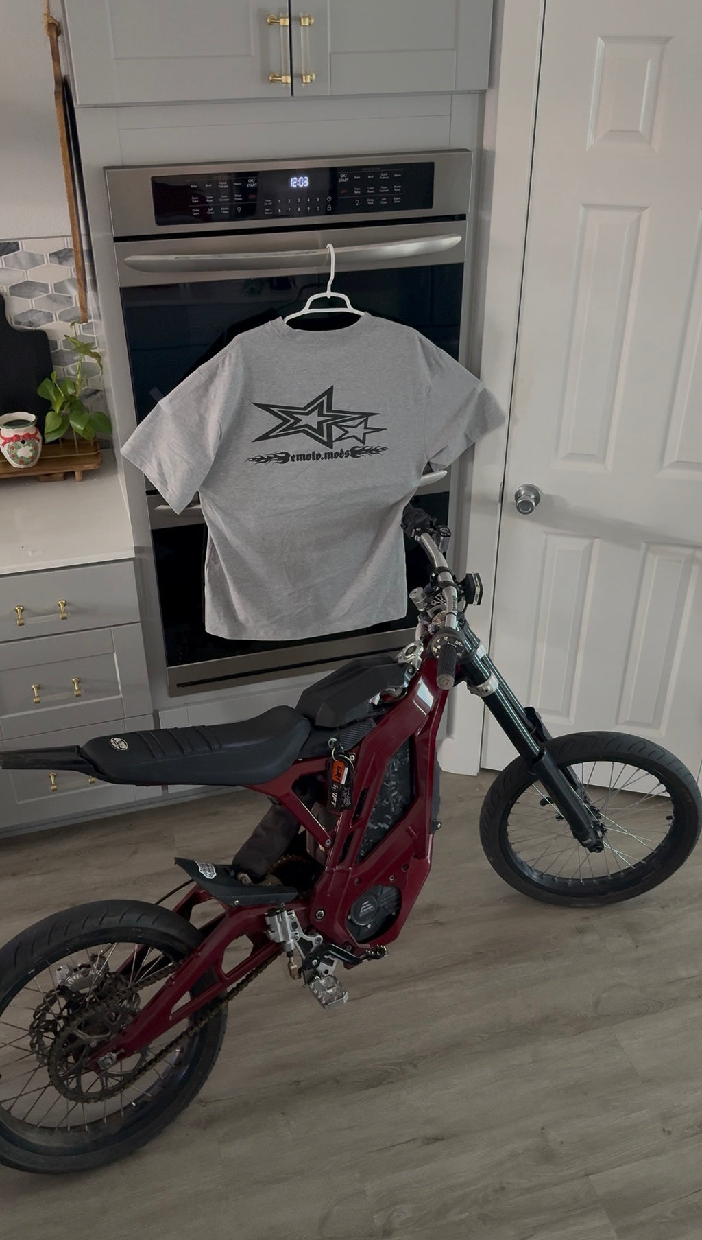 𝖊𝖒𝖔𝖙𝖔.𝖒𝖔𝖉𝖘 TEE