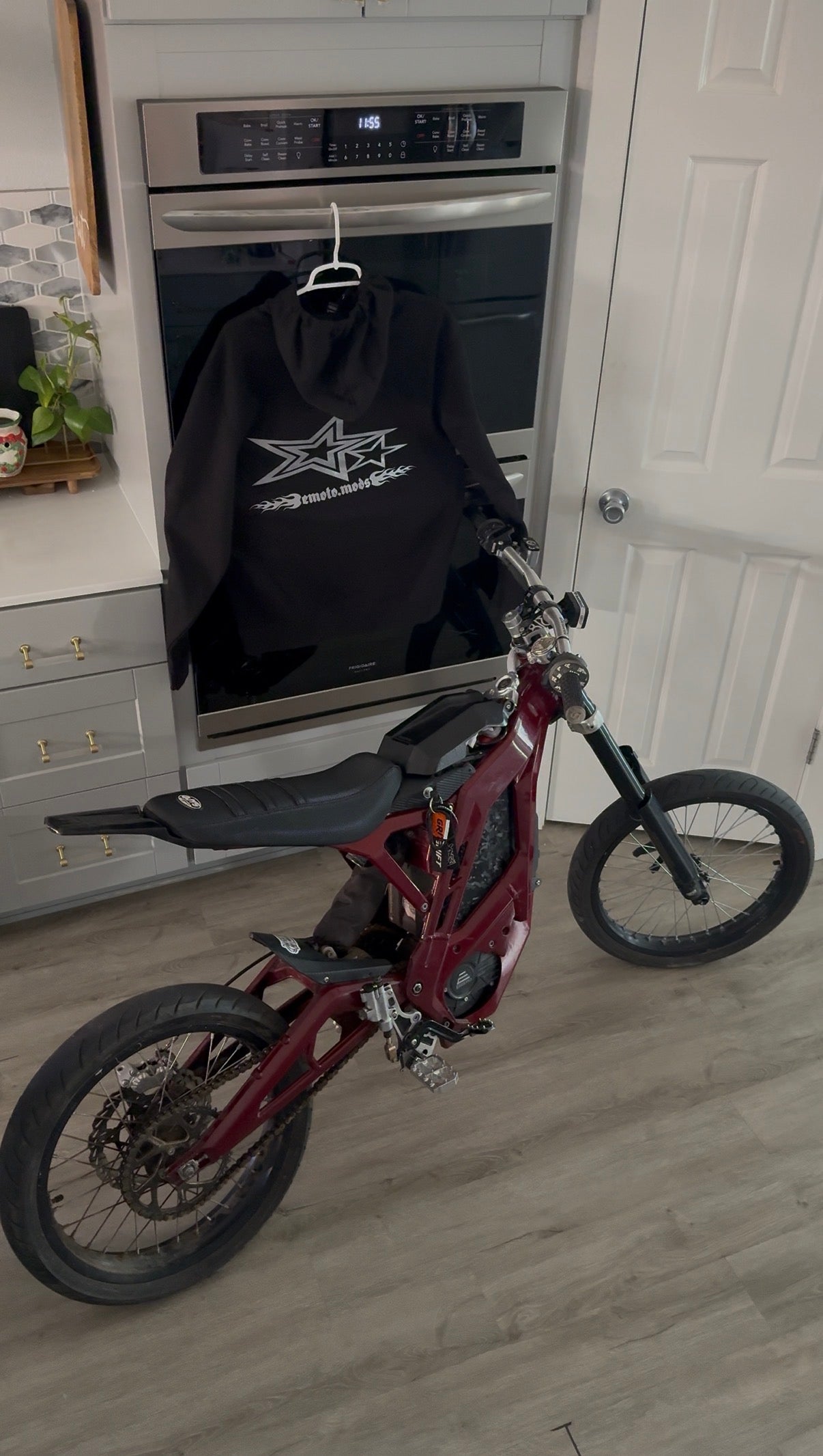 𝖊𝖒𝖔𝖙𝖔.𝖒𝖔𝖉𝖘 HOODIE