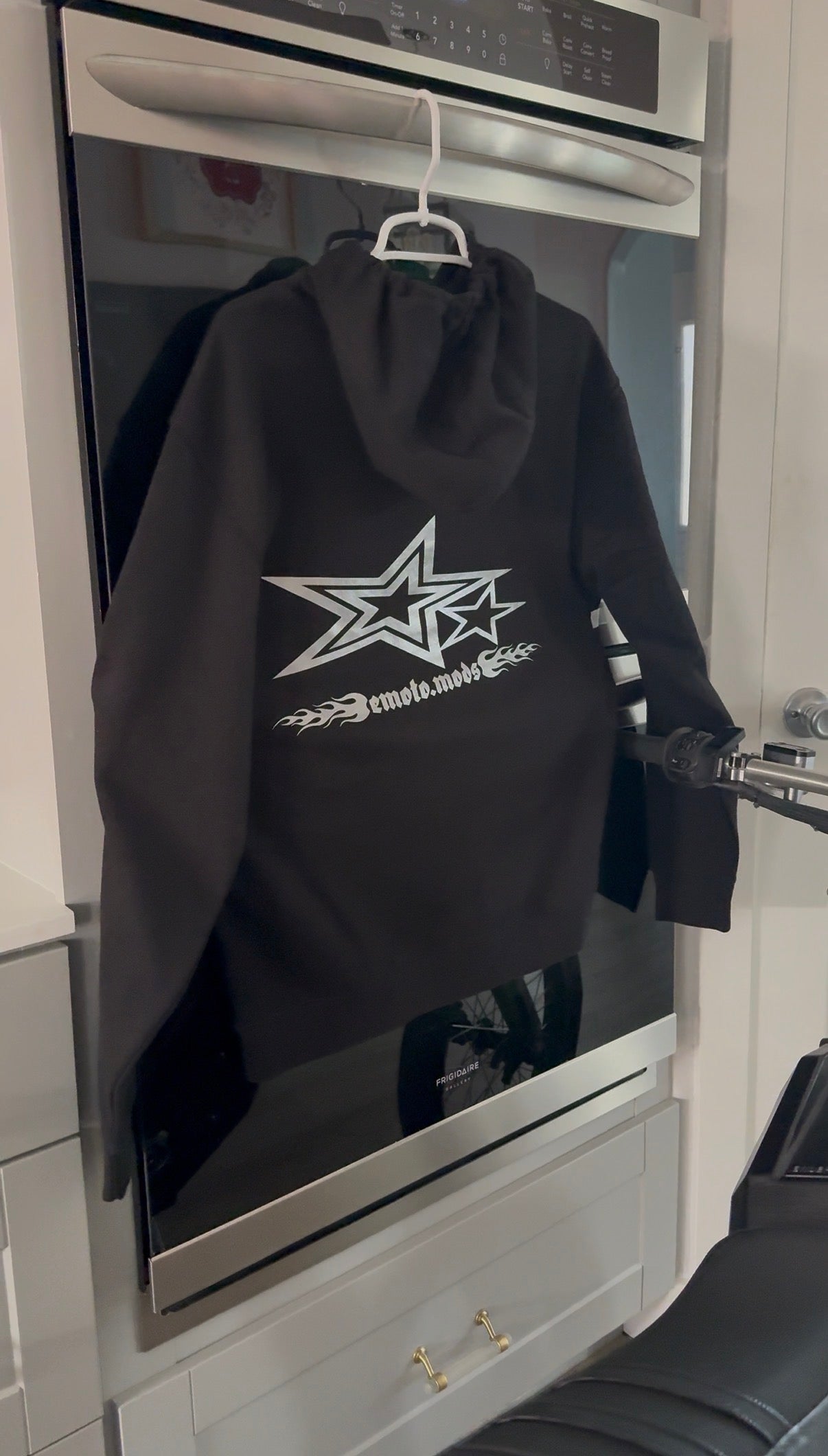 𝖊𝖒𝖔𝖙𝖔.𝖒𝖔𝖉𝖘 HOODIE