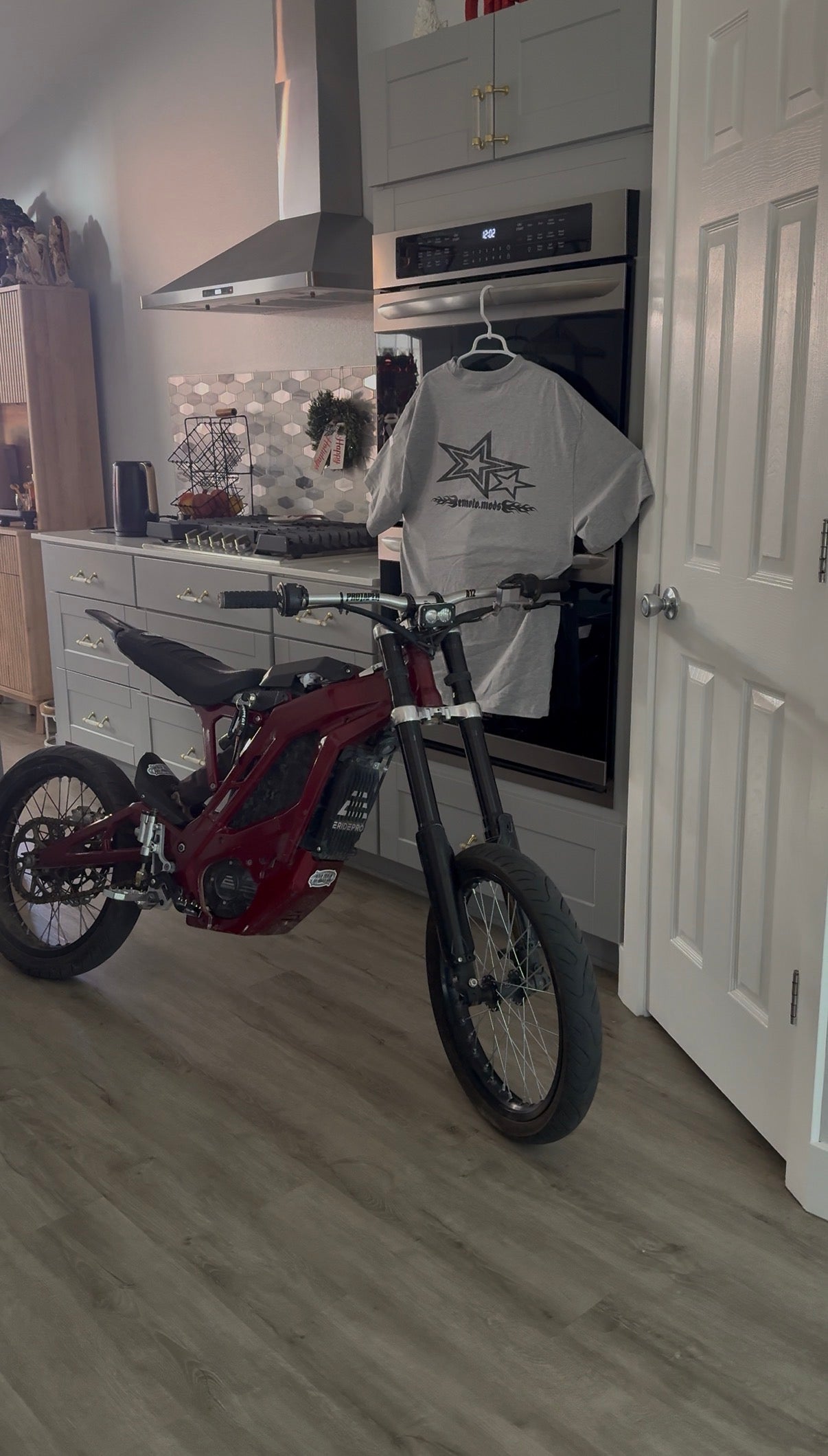 𝖊𝖒𝖔𝖙𝖔.𝖒𝖔𝖉𝖘 TEE